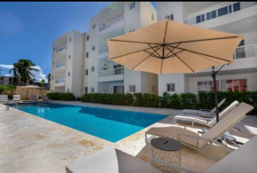 Cozy 2 bedroom apartment 7 minutes walk to beach.